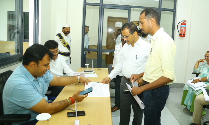  No Delay In Resolving Public Complaints Collector Sandeep Kumar Jha 86 Applicati-TeluguStop.com