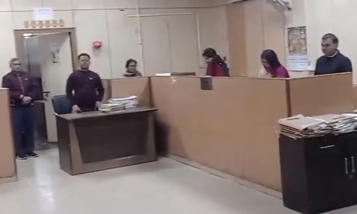  Noida Authority Officials Punished For Neglecting Elderly Couple Forced To Stand-TeluguStop.com