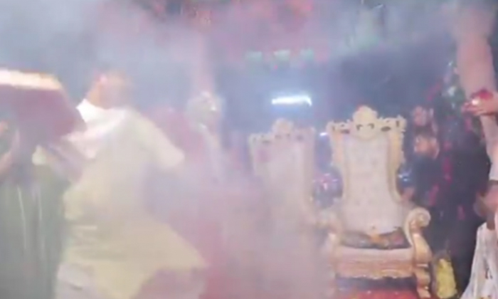  Priest Throws Plate Of Flowers At Overly Excited Relatives During Wedding Video-TeluguStop.com