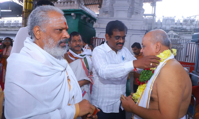  Retired Ias Venkateswara Rao Chairman Of Dedication Commission Who Visited Rajan-TeluguStop.com