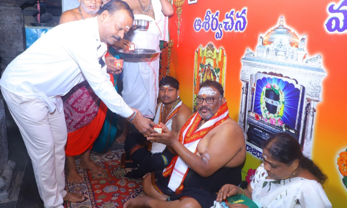  Telangana Sc St Commission Members Konkati Lakshminarayana Visited Rajanna Templ-TeluguStop.com