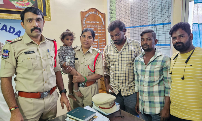  Vemulawada Town Police Handed Over The Missing Girl To Her Parents, Vemulawada T-TeluguStop.com