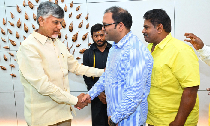  Nri Unnam Naveen Kumar Spends Day With Ap Cm Chandrababu Naidu In Part Of Day Wi-TeluguStop.com