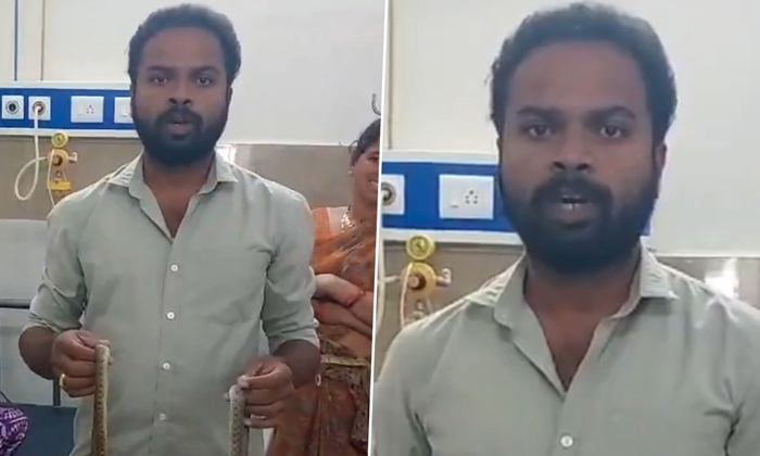  Telangana Man Killed Two Snakes Walks To Hospital Video Viral Details, Man Kille-TeluguStop.com