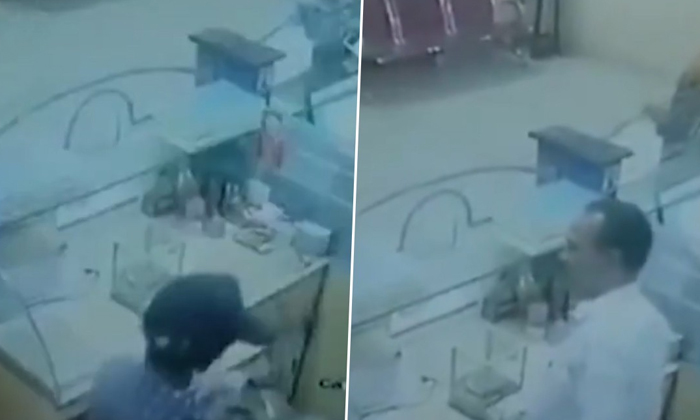  Viral: Thief Holds Knife To Bank Cashier's Neck And Threatens To Give Him Money!-TeluguStop.com