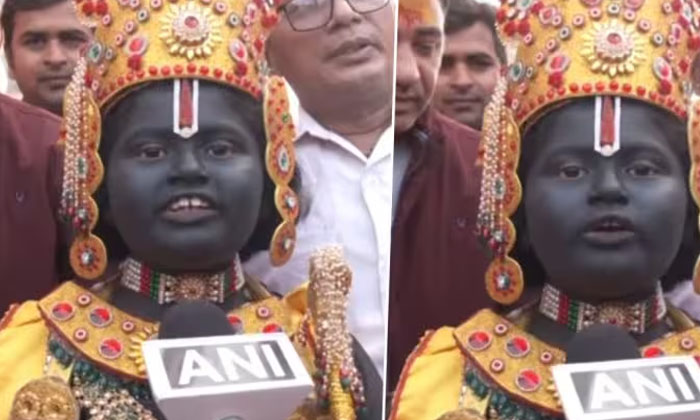  A Child Dressed As Ram In Ayodhya Is This A Divine Or Some Other Magic, Ayodhya,-TeluguStop.com