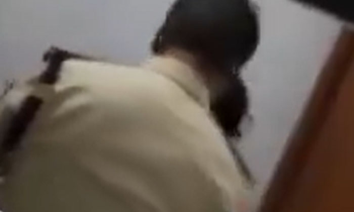  A Viral Video Shows A Police Officer Flirting With A Woman In A Police Station,-TeluguStop.com