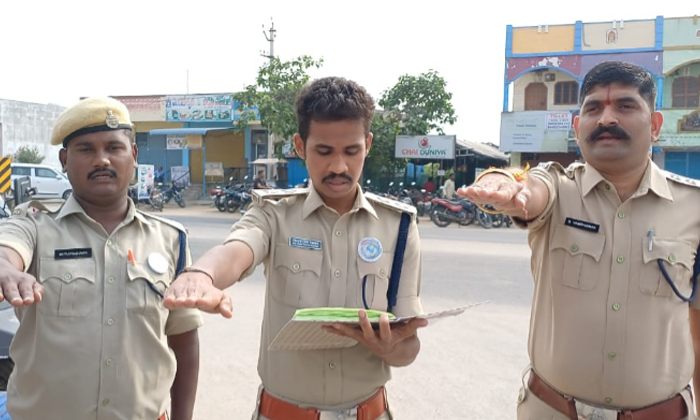  Auto Drivers Should Be Aware Of Road Safety, Auto Drivers , Road Safety, Rajanna-TeluguStop.com