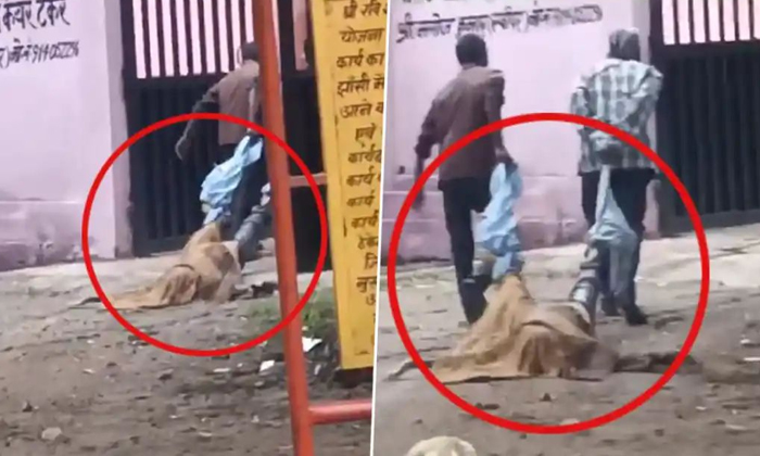  Body Dragged By Its Legs Outside Autopsy Centre In Up Video Viral Details, Jhans-TeluguStop.com