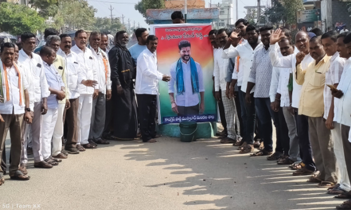 Congress Leaders Of Mustabad Who Anointed Cm Portrait, Congress Leaders ,mustaba Congress Leaders Of Mustabad Who Anointed Cm Portrait, Congress Leaders ,mustaba-TeluguStop.com