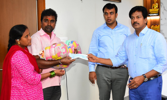  District Collector Provided Immediate Financial Assistance To The Sick Victims,-TeluguStop.com