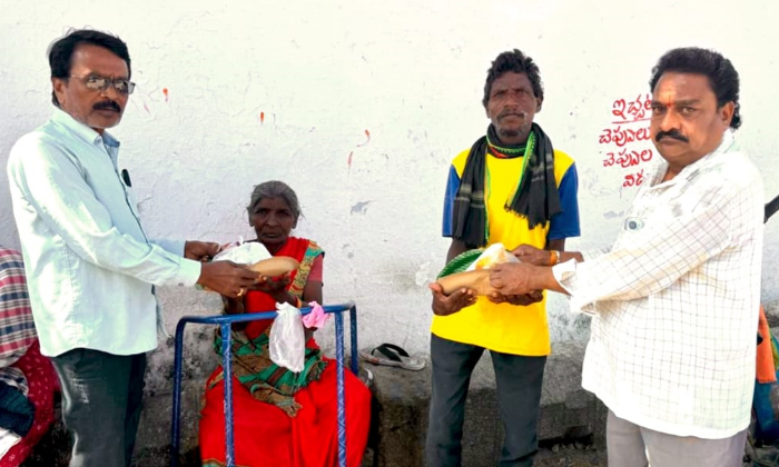  For The Past 1351 Days, The Poor Have Been Given Food To The Poor With The Help-TeluguStop.com