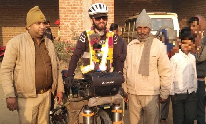  French Cyclists Using Google Maps Get Lost In Uttar Pradesh Video Viral Details,-TeluguStop.com