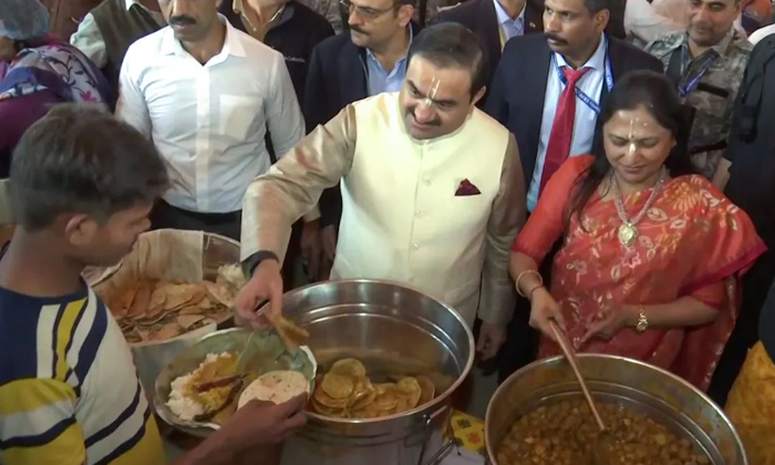  Gautam Adani Offers Seva At Iskcon Camp At Mahakumbh Mela In Prayagraj Video Vir-TeluguStop.com