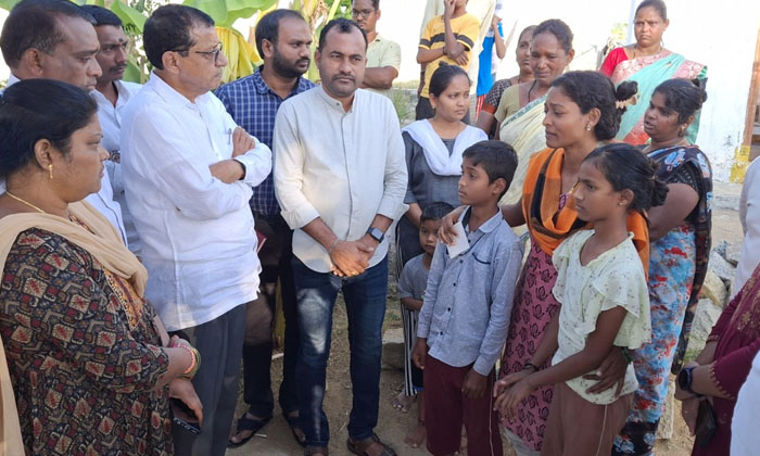 Kk Mahender Reddy Visited Jakkani Mahesh's Family , Kk Mahender Reddy, Amc Direc Kk Mahender Reddy Visited Jakkani Mahesh's Family , Kk Mahender Reddy, Amc Direc-TeluguStop.com