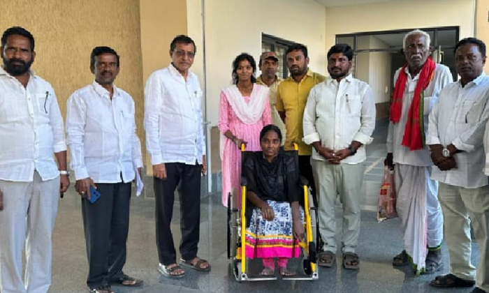  Kk Who Stood By The Disabled, Kk Mahendar Reddy, Disabled Woman, Gotte Sumalatha-TeluguStop.com