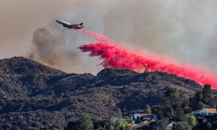  Los Angeles Wildfire Dc 10 Tanker Drops 10000 Gallons Of Fire Retardant-TeluguStop.com