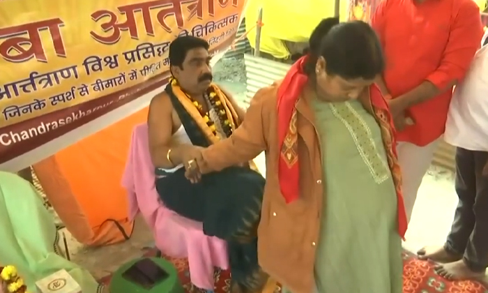  Maha Kumbh 2025 Baba Artatrana Cures People With Touch Of His Feet Video Viral D-TeluguStop.com