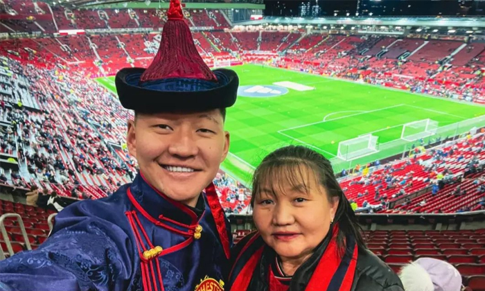  Man Cycles From Mongolia To Britain To Watch Manchester United Match Details, Ma-TeluguStop.com