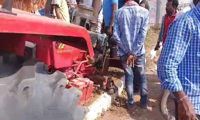  Pedestrian Seriously Injured After Sand Tractor Overturns , Sand Tractor Overtur-TeluguStop.com