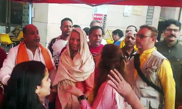  Steve Jobs Wife Laurene Powell Offers Prayers At Varanasi Temple Details, Lauren-TeluguStop.com