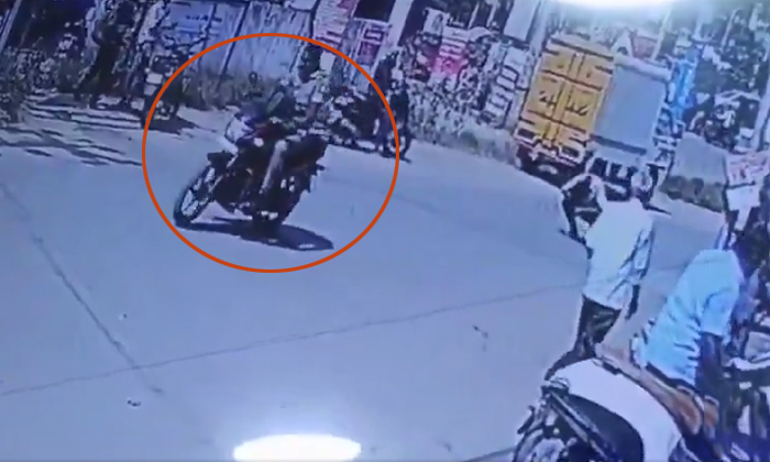  Tamil Nadu Policeman Slaps Man For Using Mobile While Crossing Road In Coimbator-TeluguStop.com