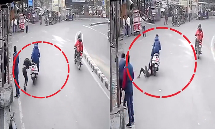  Woman Dragged Through Ludhiana Streets After Man Snatches Her Phone Video Viral-TeluguStop.com