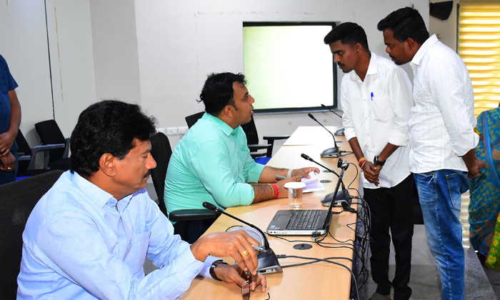  District Collector Sandeep Kumar Jha Received 126 Applications For Prajavani, Ra-TeluguStop.com