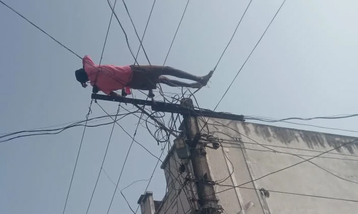  Drunk Man Sleeping On Electric Pole In Manyam District Video Viral Details, Andh-TeluguStop.com