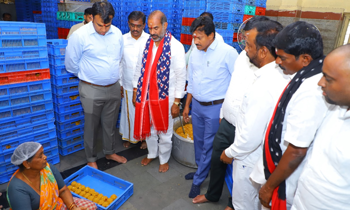  Government Whip, District Collector Inspect Laddu Manufacturing Facility, Laddu-TeluguStop.com