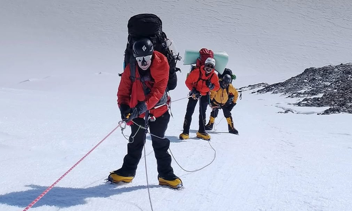  Nri Couple Becomes First Sikh Pair To Scale Mt Vinson At Antarctica, Nri Couple,-TeluguStop.com