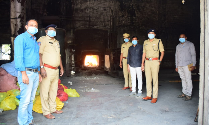  Police Burnt Ganja Under The Direction Of The District Drugs Disposal Committee,-TeluguStop.com