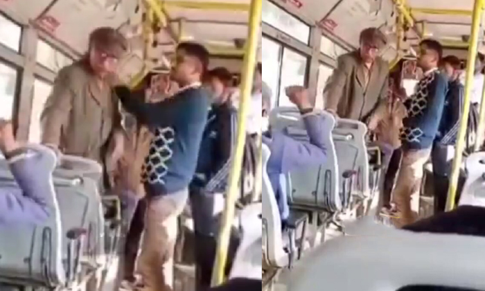  Retired Ias Officer Assaulted By Bus Conductor Over 10 Rupees Video Viral Detail-TeluguStop.com