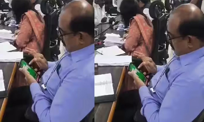  Revenue Officer Playing Rummy In Collectorate Video Viral Details, Revenue Offic-TeluguStop.com