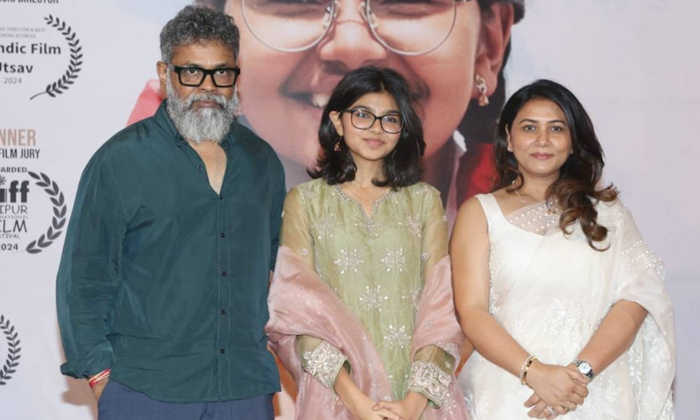  Sukumar Wife Thabitha Cried On Stage For Her Daughter Sukriti Veni First Film Wo-TeluguStop.com