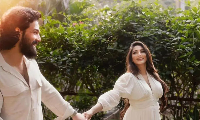 Akhil And Zainab Spotted At Air Port , Akhil, Zainab, Wedding, Air Port Akhil And Zainab Spotted At Air Port , Akhil, Zainab, Wedding, Air Port-TeluguStop.com