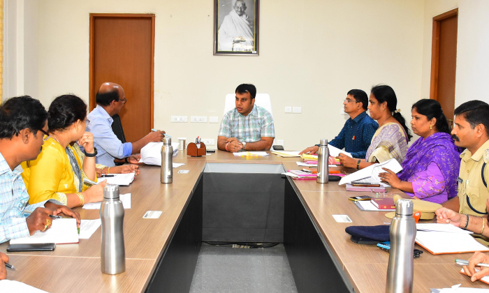  District Collector Sandeep Kumar Jha Reviewed The Deet App With The Officials, D-TeluguStop.com
