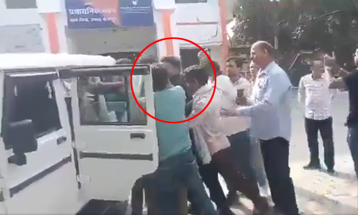 Mirzapur Cop Caught Red-handed While Taking Bribe Video Viral Details, Mirzapur Mirzapur Cop Caught Red-handed While Taking Bribe Video Viral Details, Mirzapur-TeluguStop.com