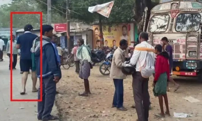  Odisha Bhadrak Collector Dilip Routrai Conducts A Surprise Inspection Of Paddy P-TeluguStop.com
