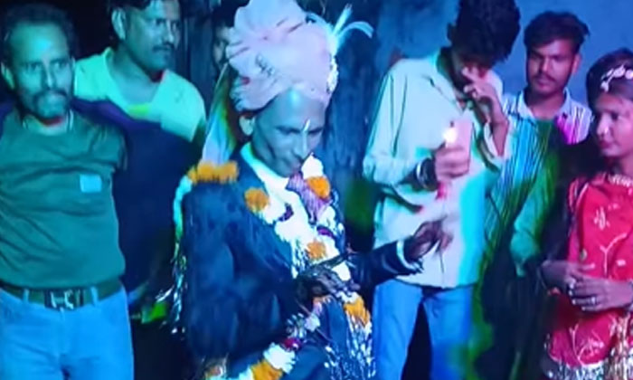 Shocking Climax Where The Old Groom Finally Falls On The Bride's Lap At The Mass Shocking Climax Where The Old Groom Finally Falls On The Bride's Lap At The Mass-TeluguStop.com