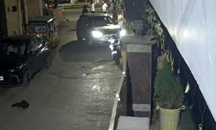  Viral Video Gang Crushes Young Man Under The Influence Of Ganja, Hyderabad Crim-TeluguStop.com