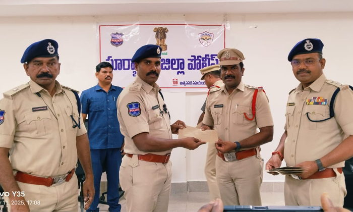 Ci Charamandaraju Receives Reward From Sp, Ci Charamandaraju , Reward From Sp, S Ci Charamandaraju Receives Reward From Sp, Ci Charamandaraju , Reward From Sp, S-TeluguStop.com