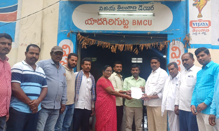  Cpi Farmers Association Demands Immediate Payment Of Pending Bills Of Dairy Farm-TeluguStop.com