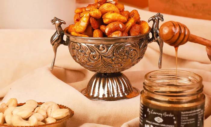  Eating 4 Cashews Mixed With Honey Daily Has Many Health Benefits! Cashews, Honey-TeluguStop.com