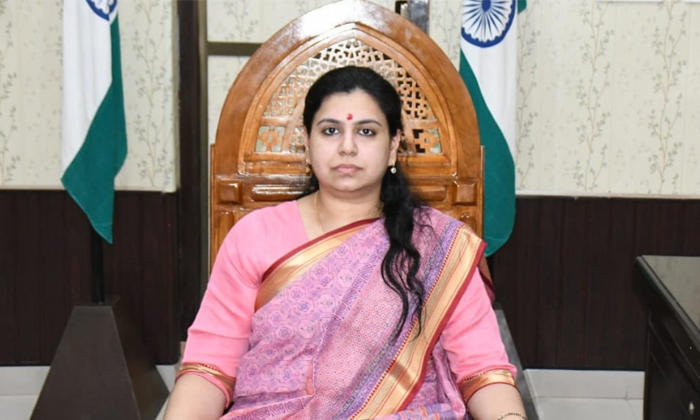  Ias Divya Mittal Who Studied At Iit Iim Says Motherhood Has Been Her Most Chall-TeluguStop.com