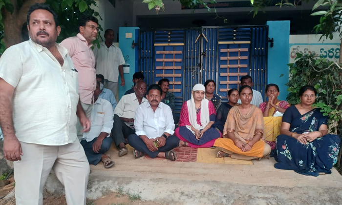  Municipal Staff Stage A Sit-in In Front Of A House That Has Not Paid Its House T-TeluguStop.com