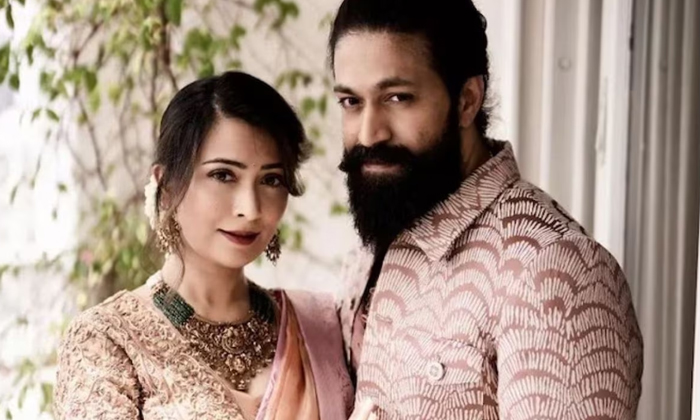  Yash Surprise To His Wife Details Inside Goes Viral In Social Media , Bollywood-TeluguStop.com