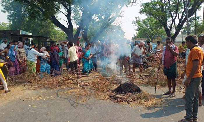  Farmers' Protest Demanding Purchase Of Paddy At Gurramthanda Ikp Center , Suryap-TeluguStop.com