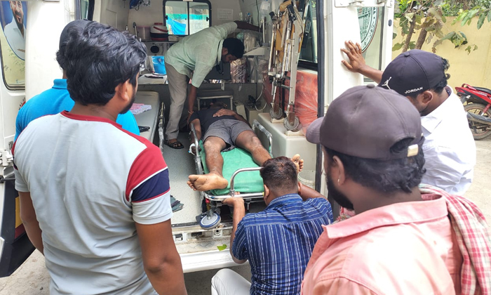  Man Climbs Mango Tree Falls And Injures Himself After Having A Fit, Man Climbs,-TeluguStop.com