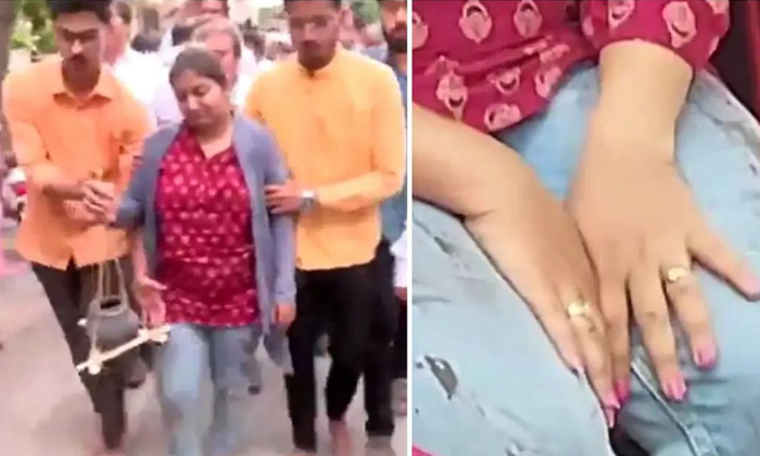 Pahalgam Terror Attack Daughter In Blood-stained Cloths Leads Victim Funeral In Pahalgam Terror Attack Daughter In Blood-stained Cloths Leads Victim Funeral In-TeluguStop.com